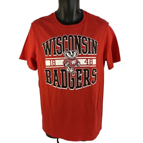 New Mens Captivating Wisconsin Badgers Graphic T-Shirt Size Medium NWT Red - Picture 1 of 7